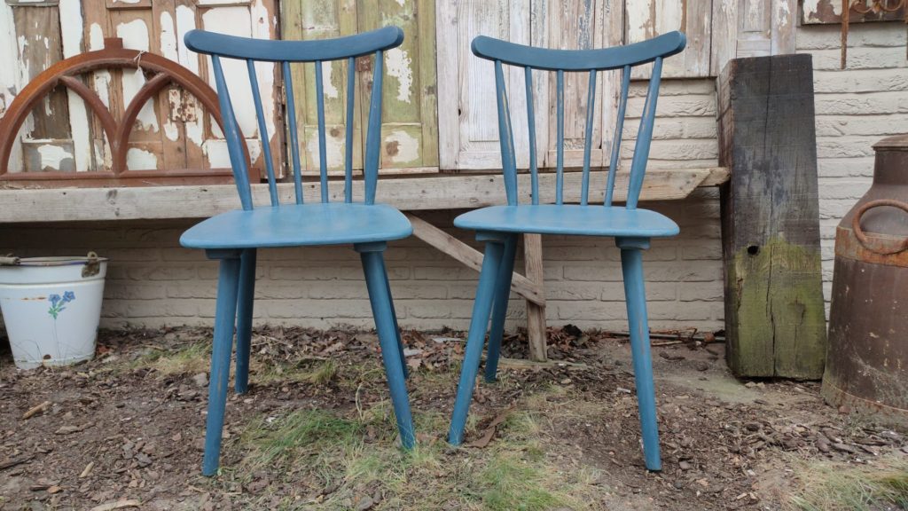 Vintage stoelen gepatineerd met Annie Sloan Déjà Vu Brocanterie