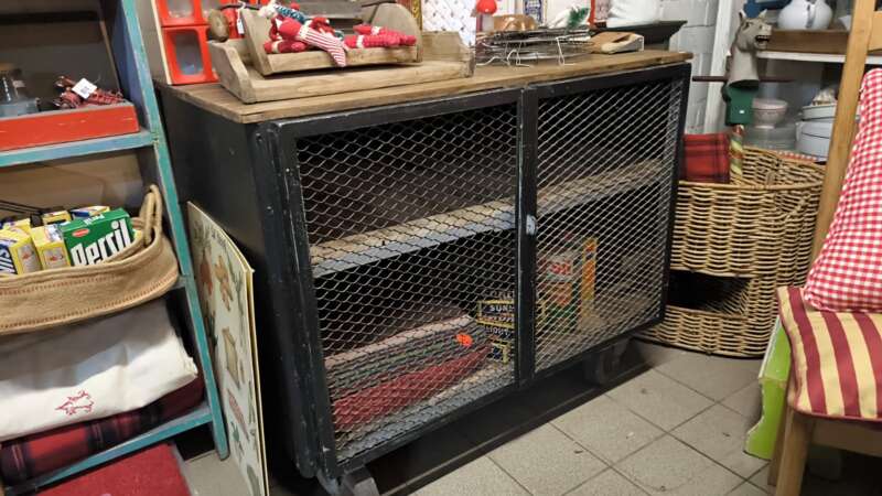 Industriële kar/kast met houten blad en wielen